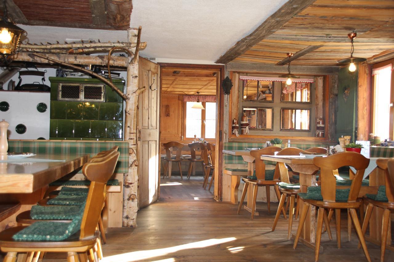 Hotel Lustiger Hirsch Akams